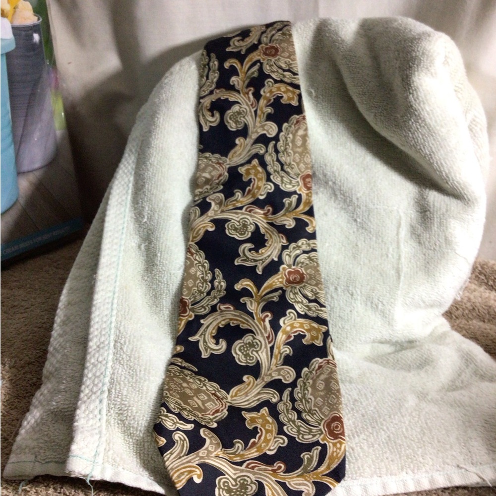 Men's Paisley Silk Tie in Navy/Blk and Gold